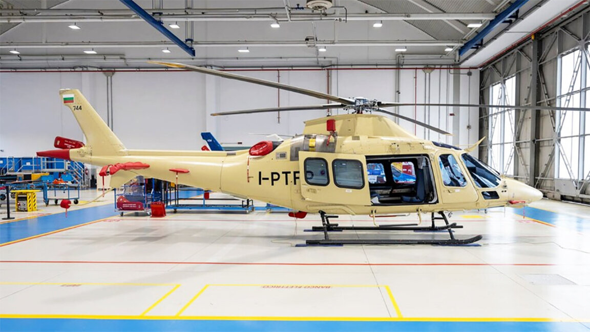 Premierul va înmâna brevete de zbor, piloților primului elicopter medical