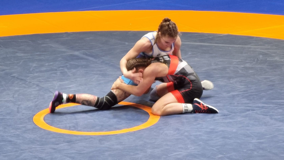 Виктория Бойнова (отгоре) се контузи по време на схватката с рускинята Липатова.