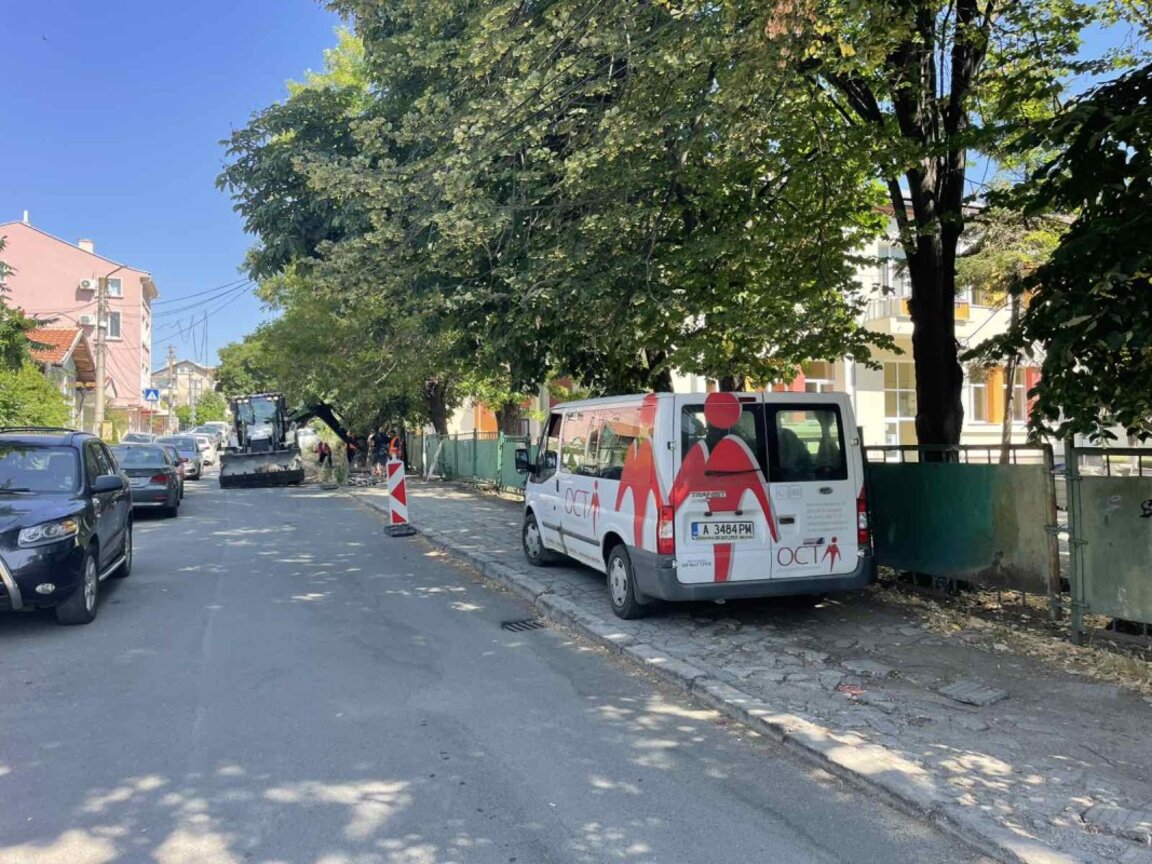 Започна ремонт на тротоара по ул. „Ангел Димитров“ в Сарафово