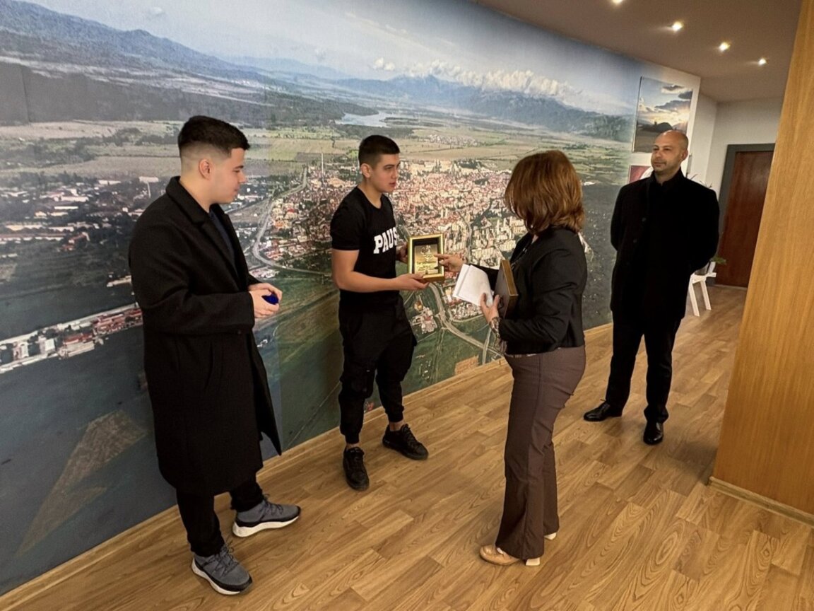 Община Казанлък отличи момчета, върнали загубени пари