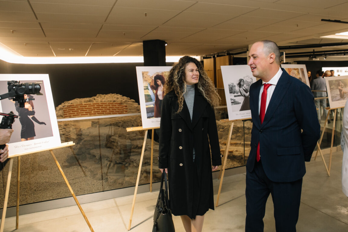 Одухотворената и красива българка представена във фотографската изложба "Тя е България – красота в образи"