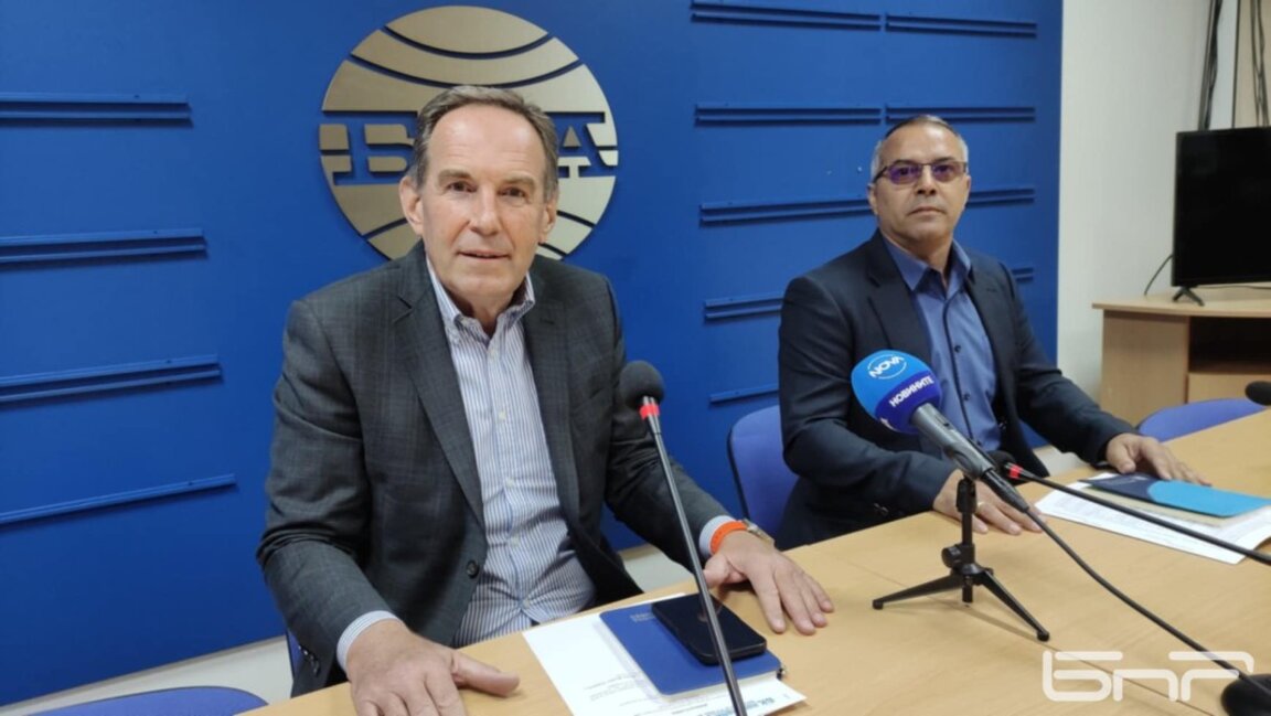 Илиян Илиев (вляво) и инж. Ангел Стоянов