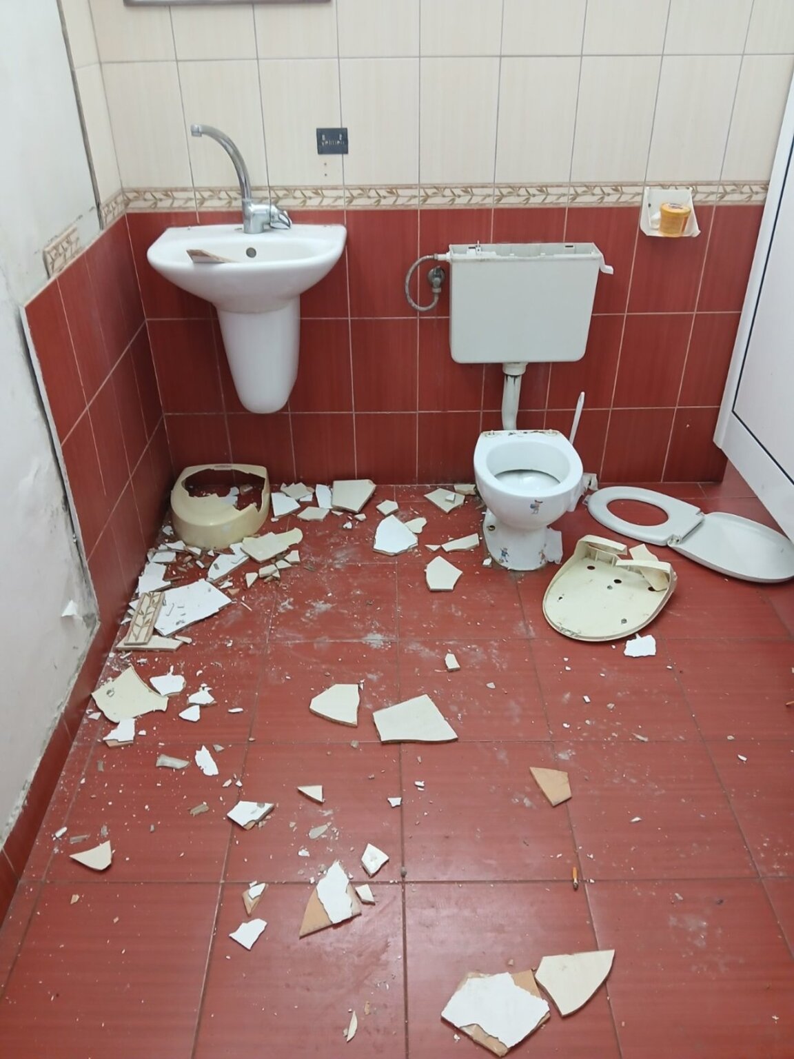 Вандали вилняха в Градската градина на Пловдив