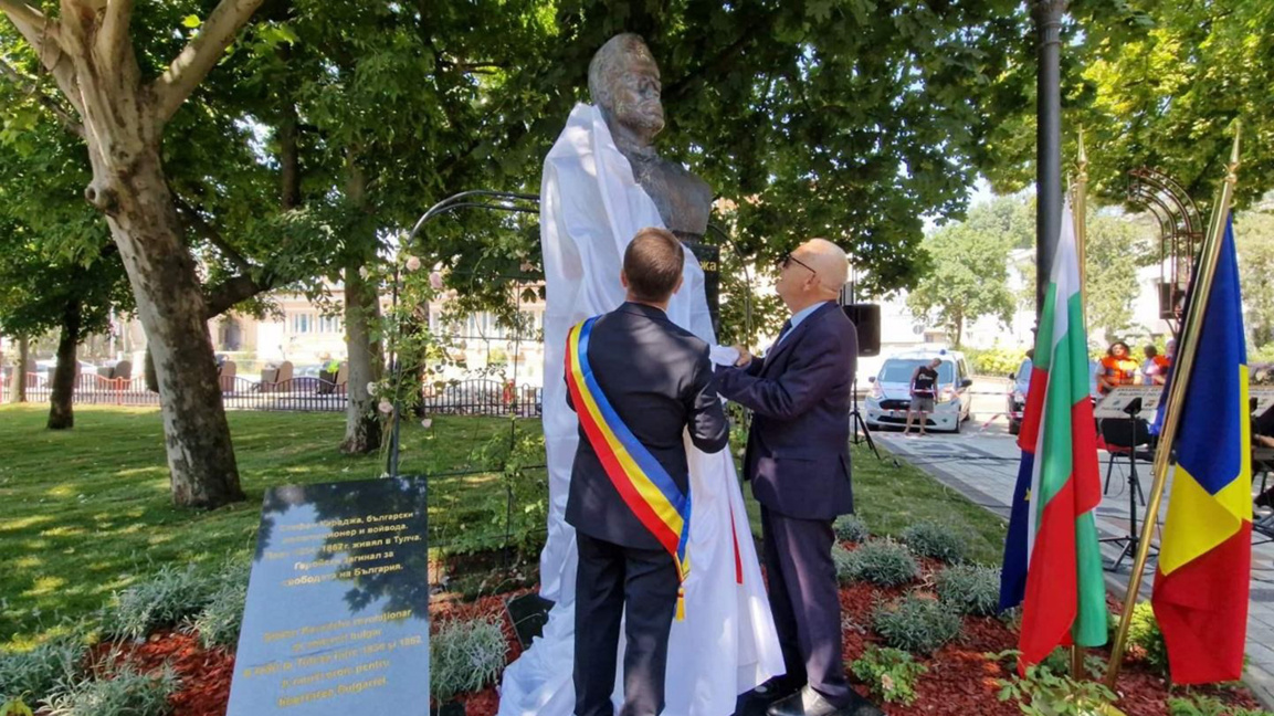 Откриха паметник на войводата Стефан Караджа в румънския град Тулча