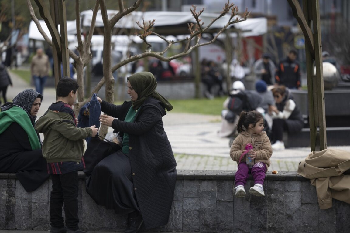 Хората с вещите си седят в парка след силното земетресение в Истанбул, Турция, 23 април 2025 г.