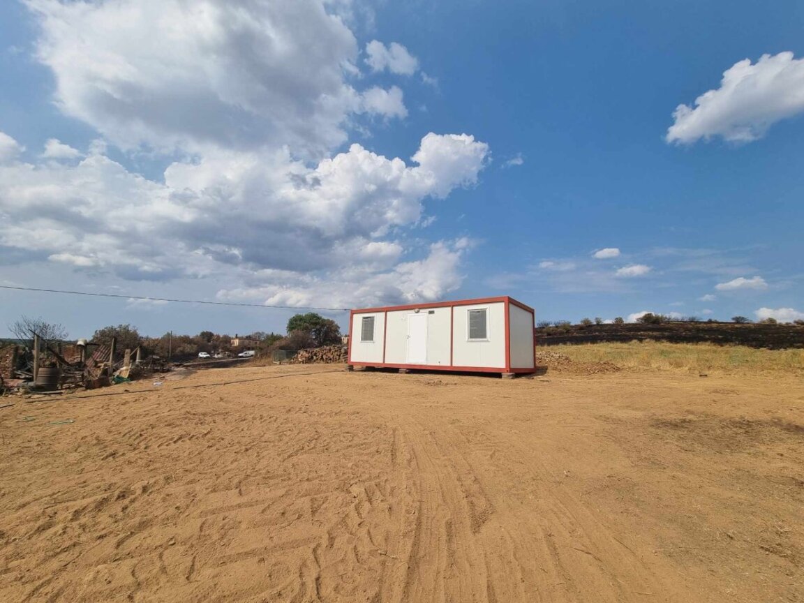 Поставят контейнерите за временно настаняване в с. Воден, борбата с пожара продължава