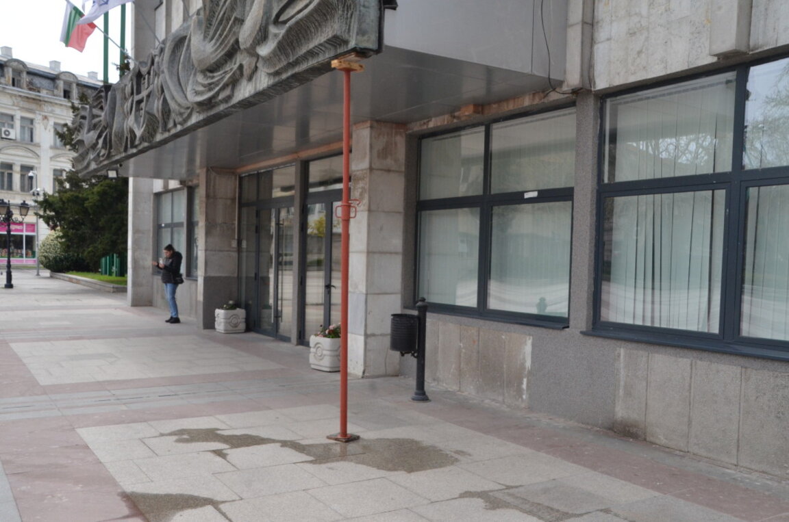 Опасно ли е масивното пано над централния вход на Община Видин