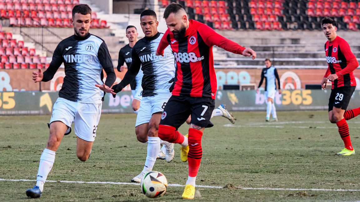 Локо (Сф) и Локо (Пд) завършиха 2:2 през есента.