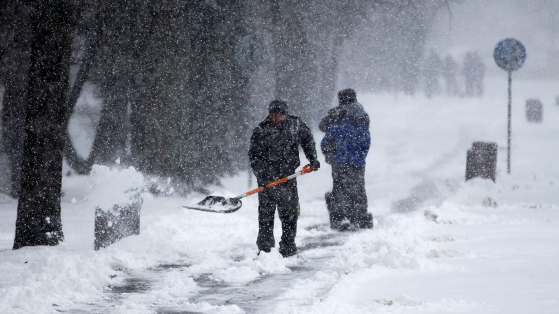 МВнР предупреди за силни снежни бури в САЩ, затварят летища