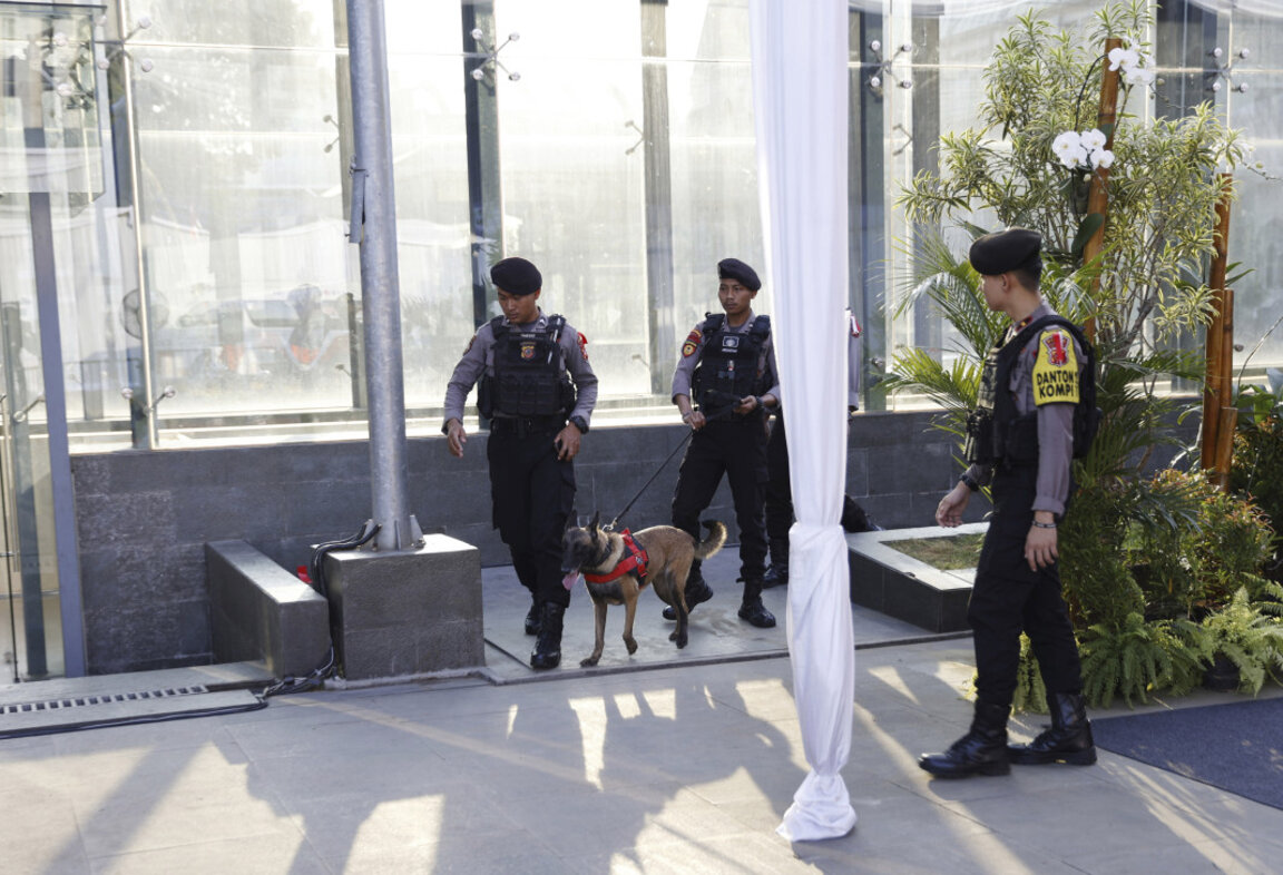 Множество ранени при експлозия близо до училище в Джакарта