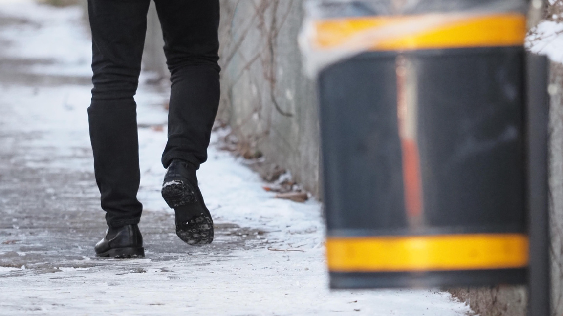 Почистват заледени участъци около училища и градини в кв. "Овча купел"