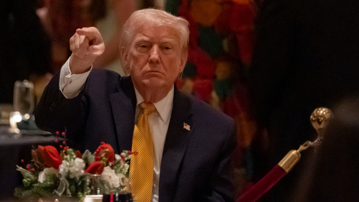 Доналд Тръмп на вечеря на Бъдни вечер в Мар-а-Лаго, 24 декември 2025 г.