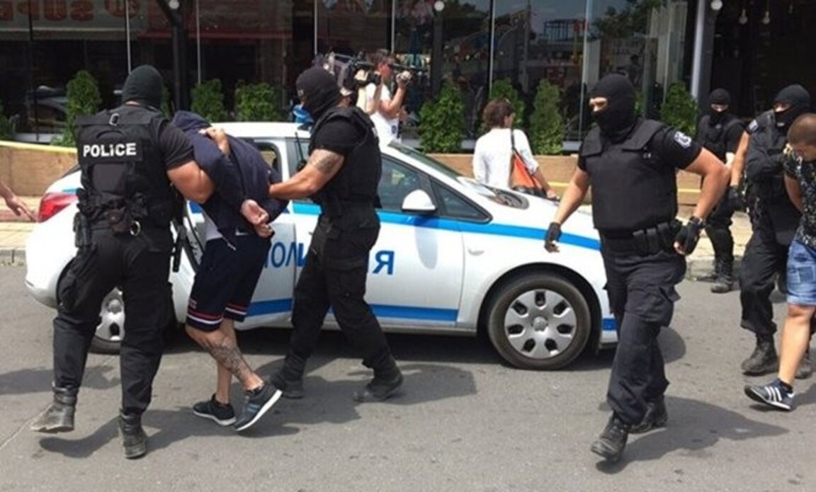 Разбиха депо за пласиране на синтетичен хашиш на младежи