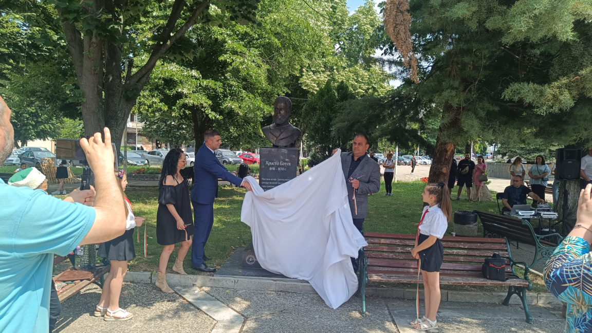 С тържествена церемония в Раднево бе открит паметник на Христо Ботев