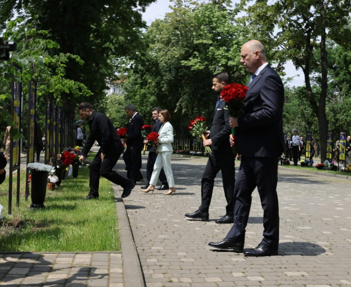 Цветя на Алеята на героите в Одеса поднасят Росен Желязков, Володимир Зеленски и лидери от Югоизточна Европа - 11 юни 2025 г.