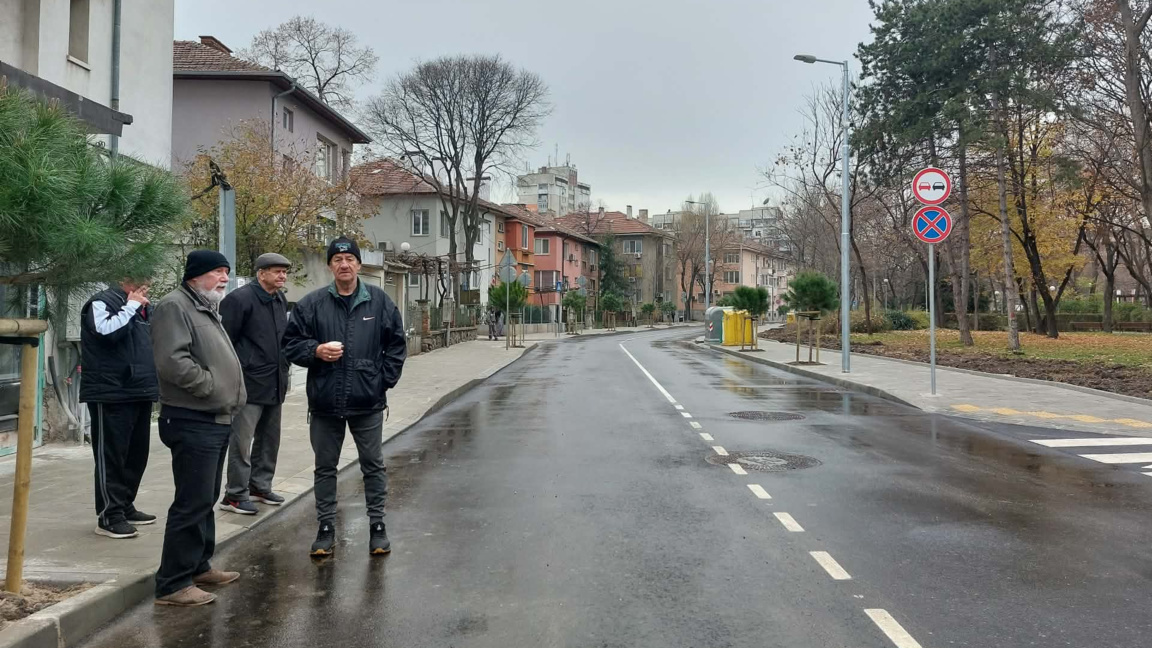 Отвориха обновената улица Славянска, хората са недоволни от ремонта