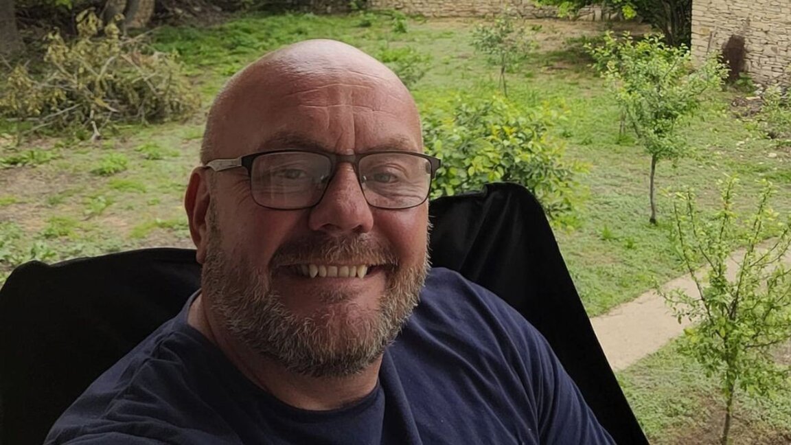 A former British navy officer sings Bulgaria in rhyme