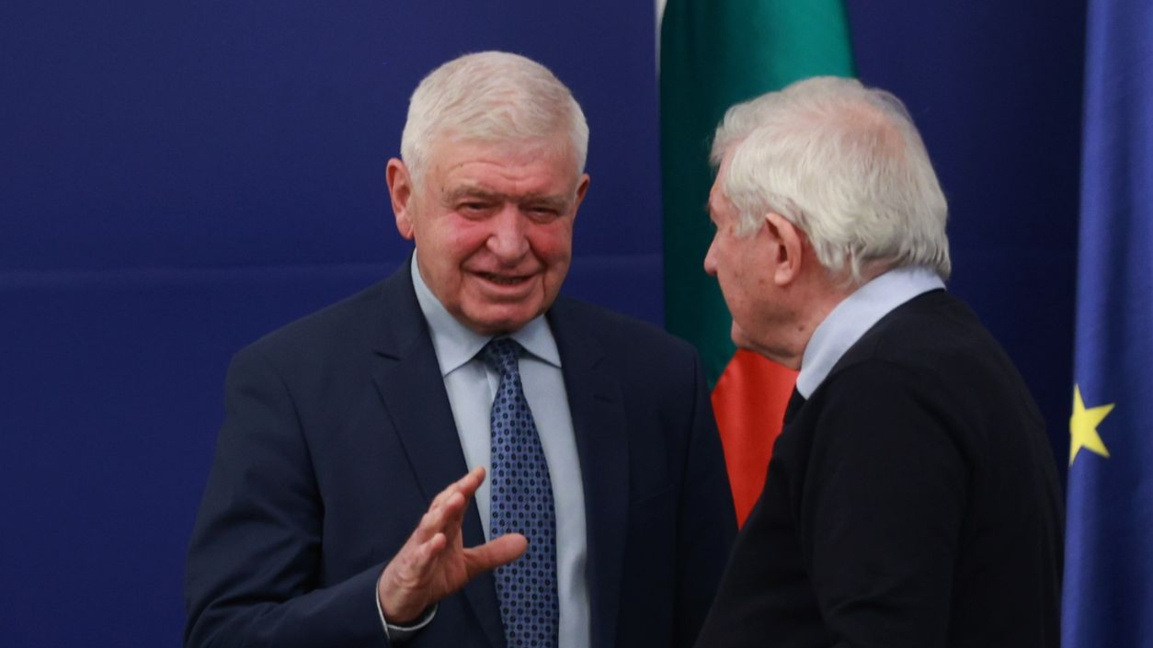 Hükümet, uzatılmış bütçeyi uzatma çalışmalarını sürdürüyor