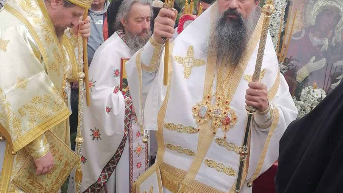 Патриарх Даниил отдаде почит на чудотворната икона “Света Богородица-Вратарница”