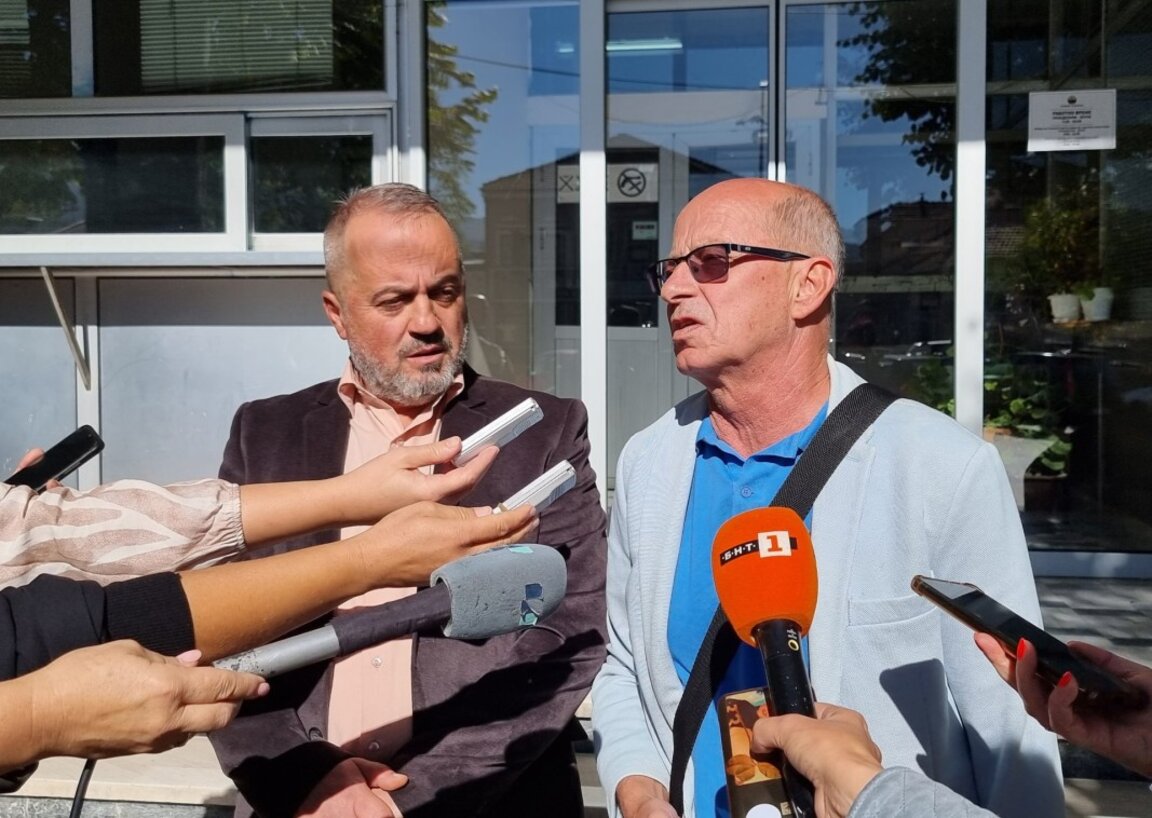 Люпчо Георгиевски и адвокатът Насер Рауфи (вдясно)