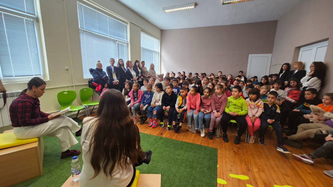 Актриси от Враца се срещнаха с деца в Мездра