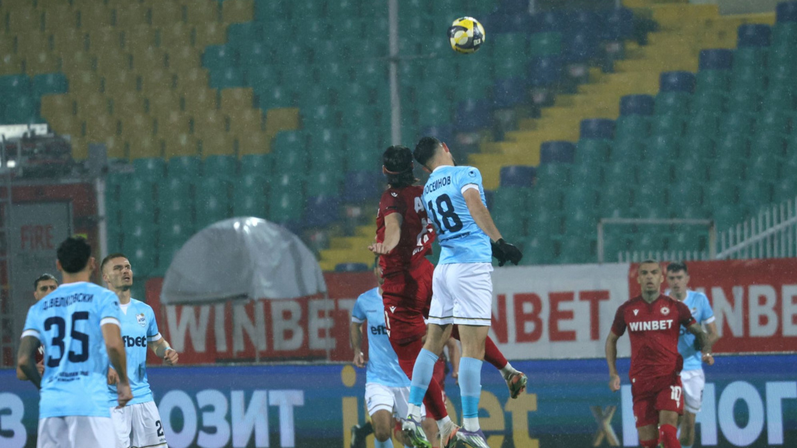 Футболистите на Арда (в сини фланелки) вкараха 3 гола във Враца.