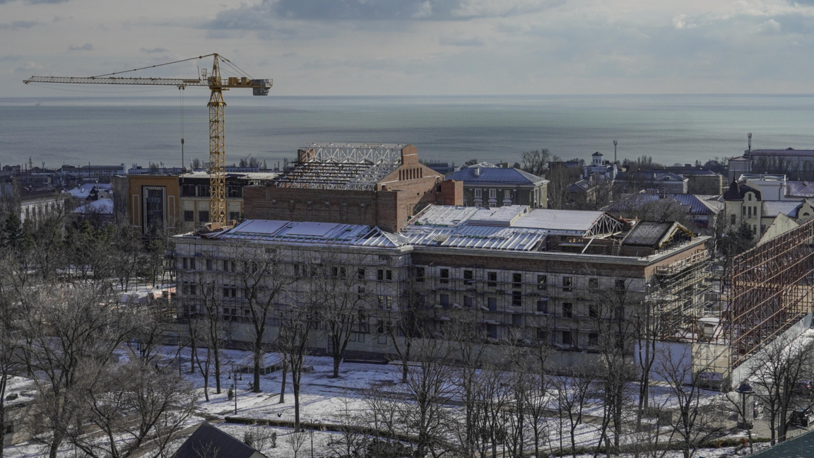 Изглед към драматичния театър в Мариупол от руската православна църква "Свети княз Александър Невски“ в Мариупол, Донецка област, 16 февруари 2025 г