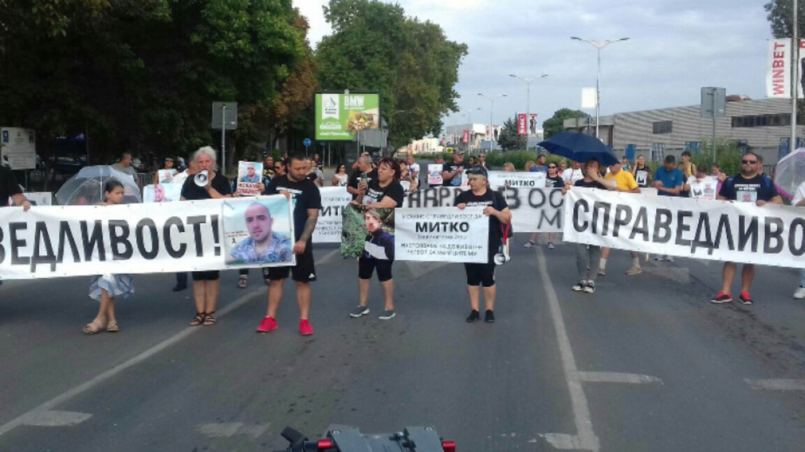Жителите на Цалапица излязоха на пореден протестен митинг