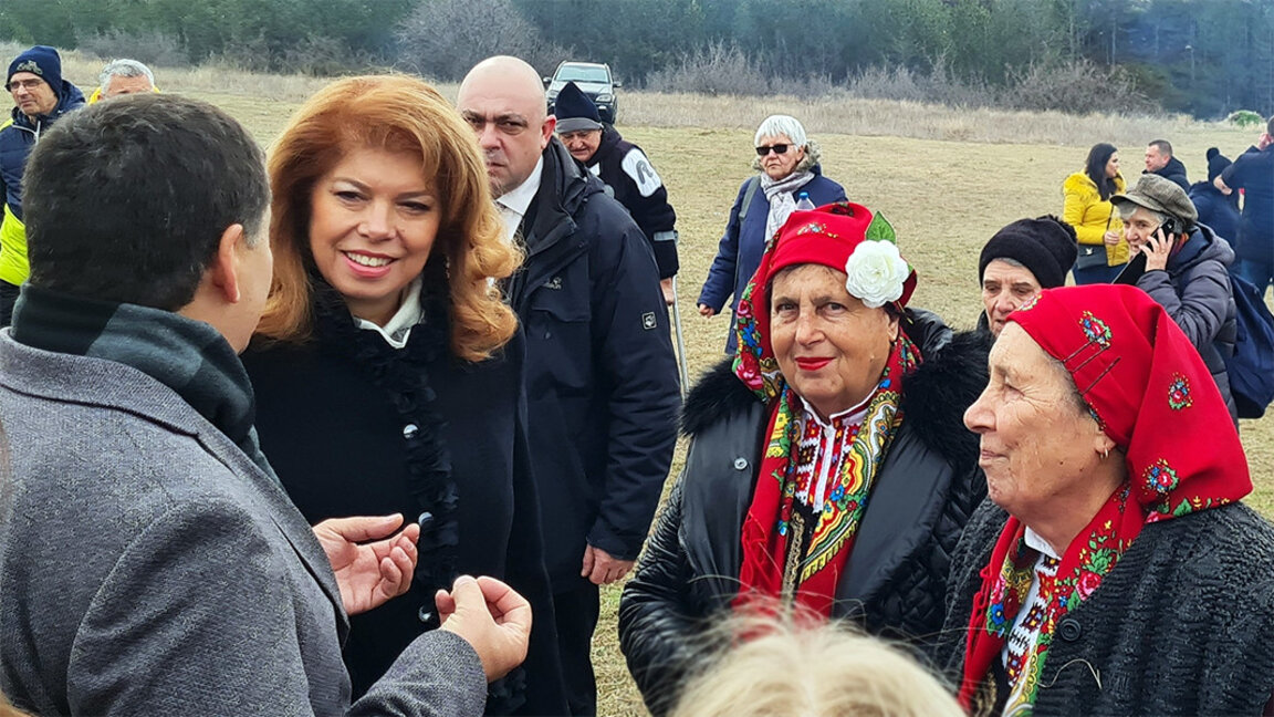 Вицепрезидентът Илияна Йотова гост на празника на виното в село Делчево