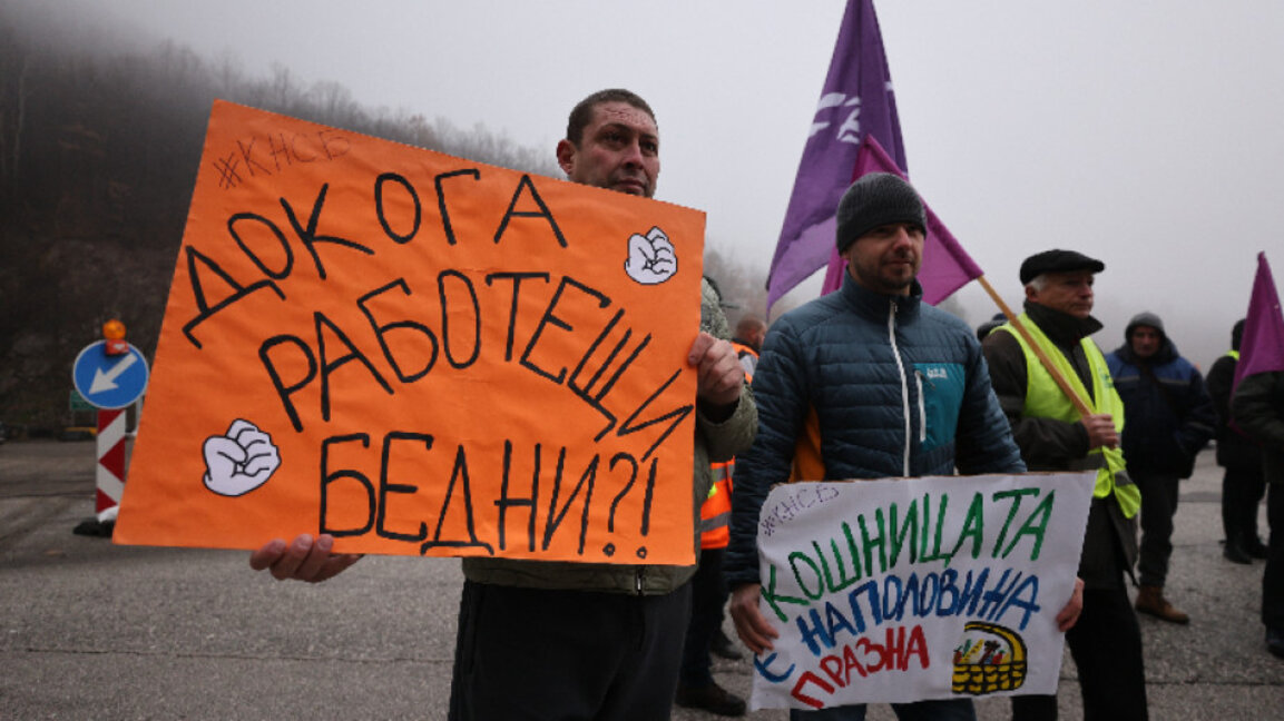 Служители на АПИ на протест с искане за по-високи заплати