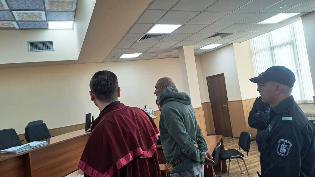 Славчо Мегеров влезе в съда окован и остана безмълвен