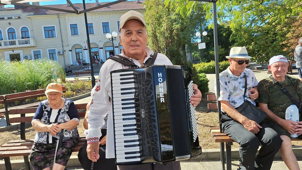 Дванадесетото издание на фестивала „С песните на Комня" се провежда днес