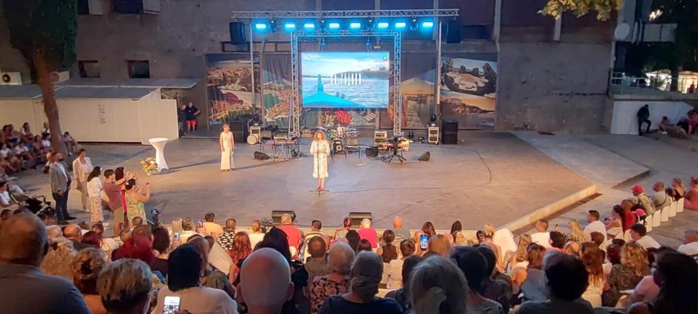 Вицепрезидентът Йотова критикува координацията на институциите за борба с пожарите