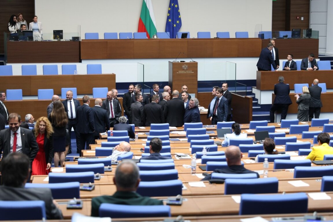 Напрежение и скандали съпроводиха приемането на промени в закона за борба с корупцията в НС