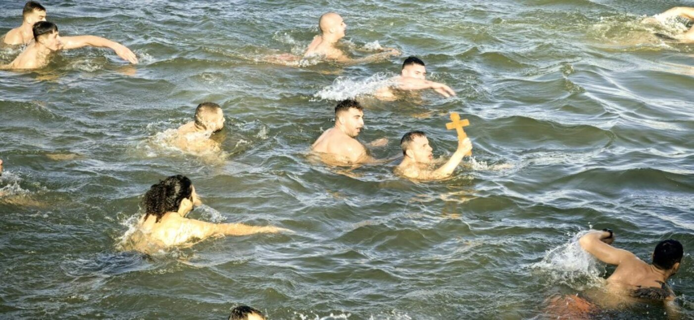 Спасител извади кръста в Русе