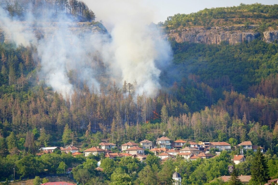 Продължава гасенето на пожара край Арбанаси