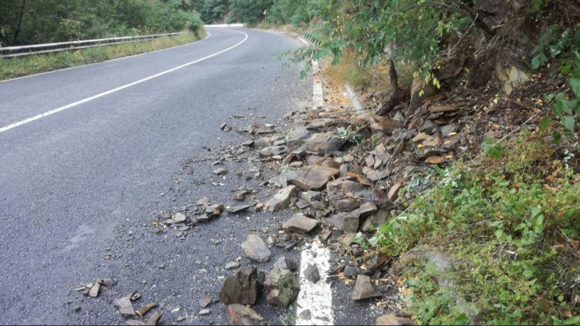 АПИ разчиства паднали земни маси и камъни по пътища в област Благоевград