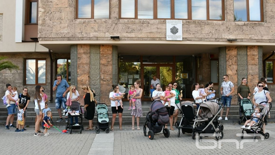 Млади семейства в Хасково поискаха по-високо майчинство