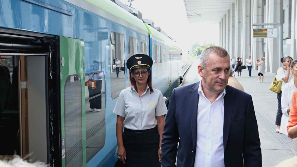 У саобраћај пуштено првих осам електричних возова „Шкода“