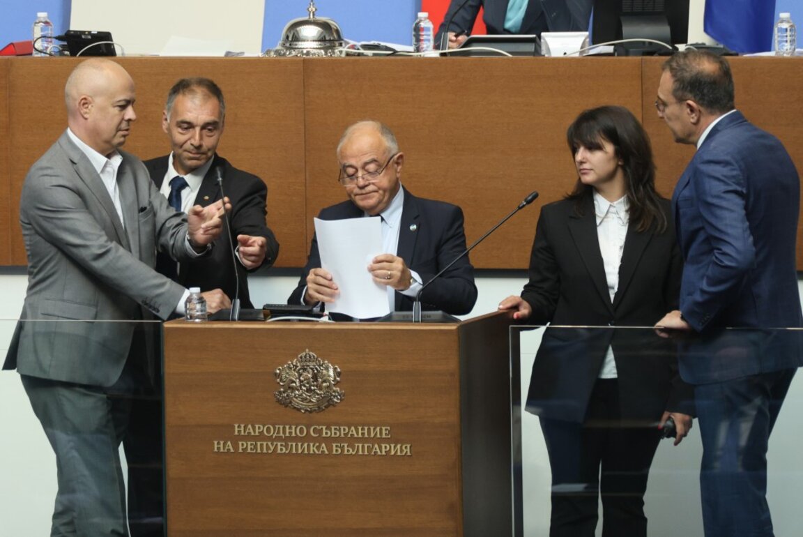 Disturbios en la sala plenaria por la propuesta de conceder la máxima condecoración a un ministro comunista