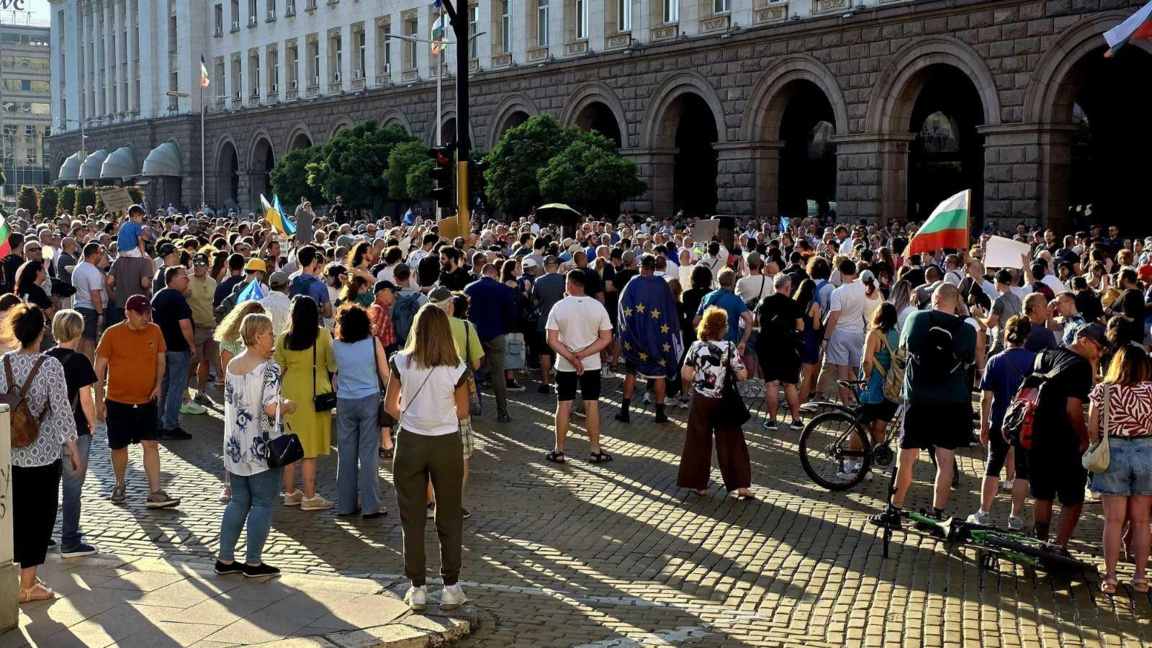 Първи протест срещу кабинета "Радев" в София