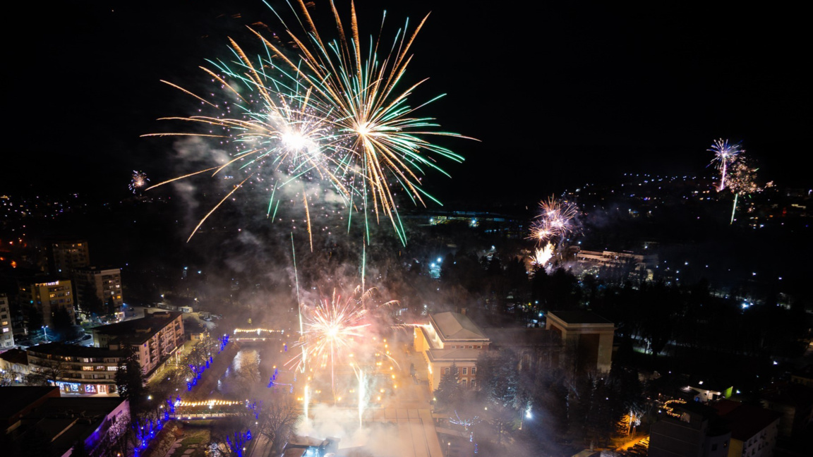 Перник посрещна новата 2026 година с надежда за мир и повече радост за хората