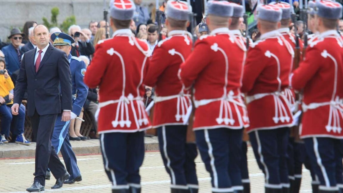 Ceremonia de consagración de las banderas de combate en Sofía con motivo del Día de la Valentía
