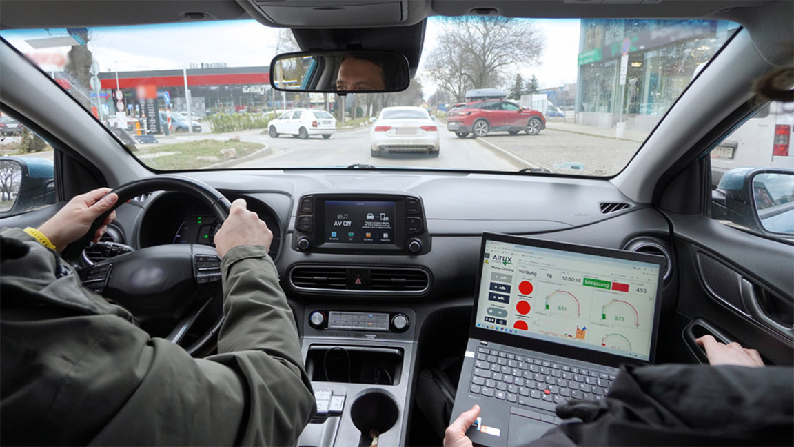 Измерване на азотни оксиди от преминаващи автомобили на софийска улица. Дори сравнително нови коли понякога дават изненадващо лоши резултати, а замърсяващи и изрядни автомобили може да са в една и съща еко категория