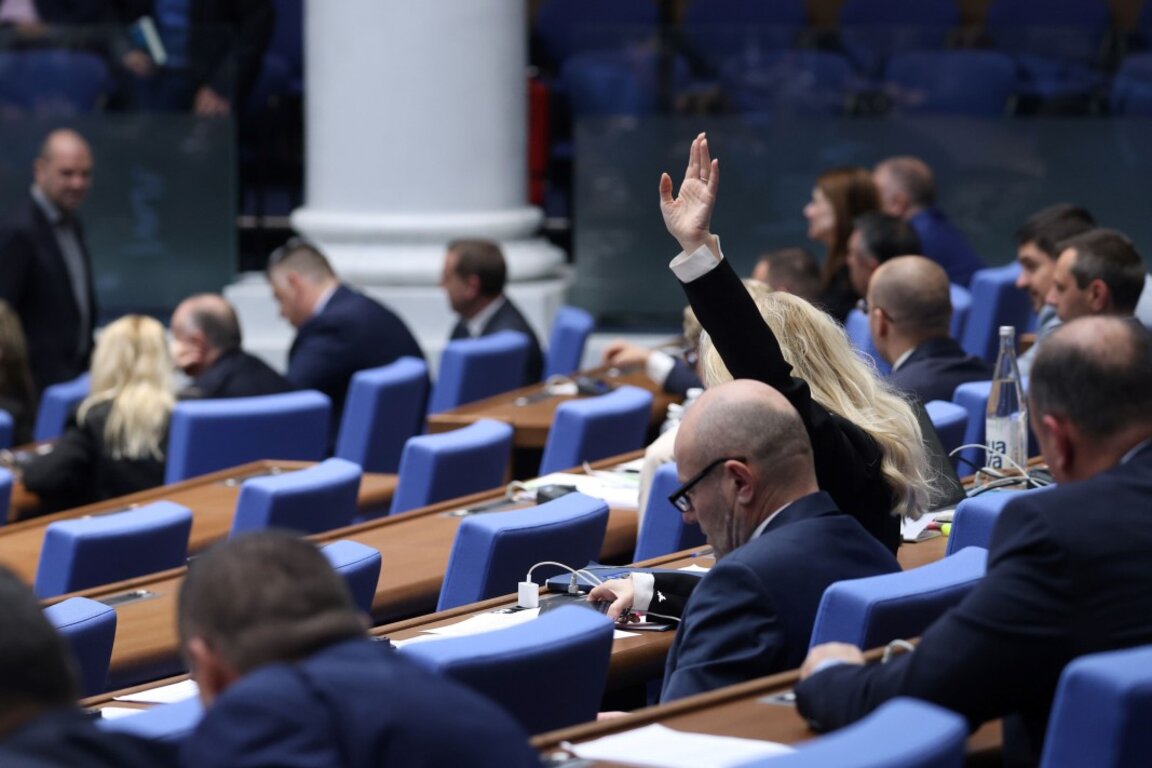 В НС започнаха дебатите по внесения втори вот на недоверие към правителството