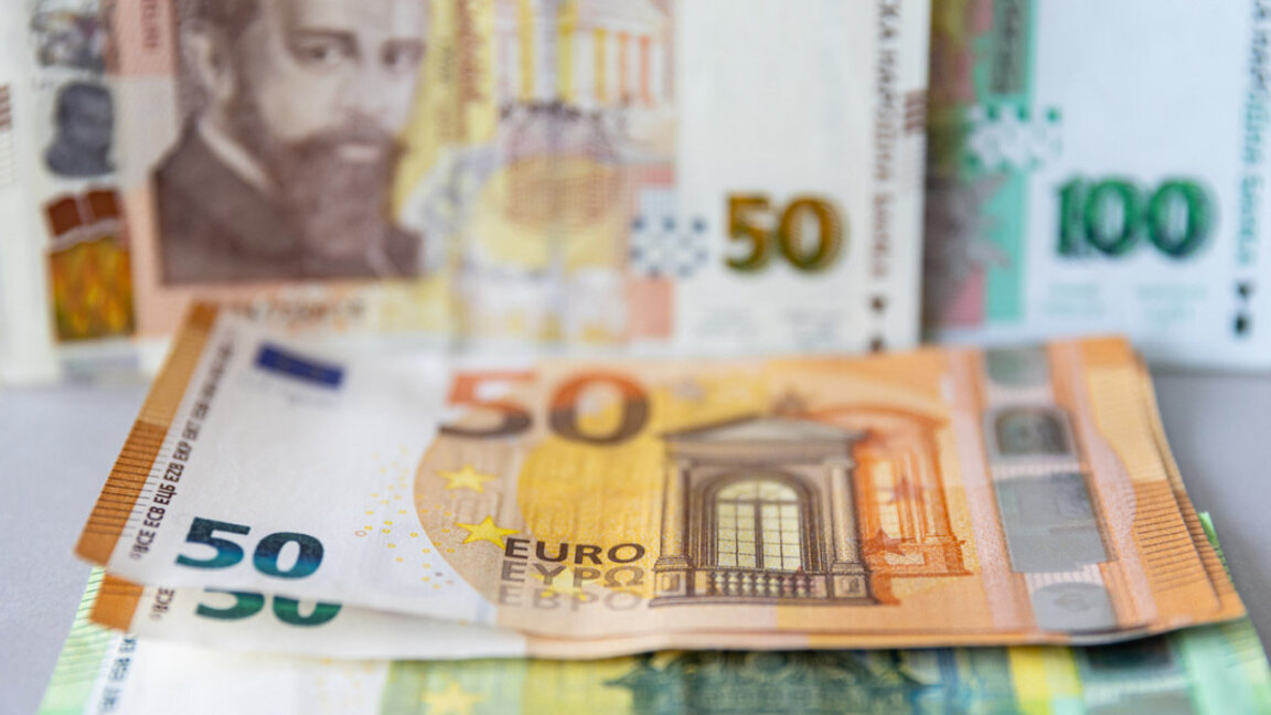 Debido a la introducción del euro, los búlgaros urgen depositando dinero en los bancos
