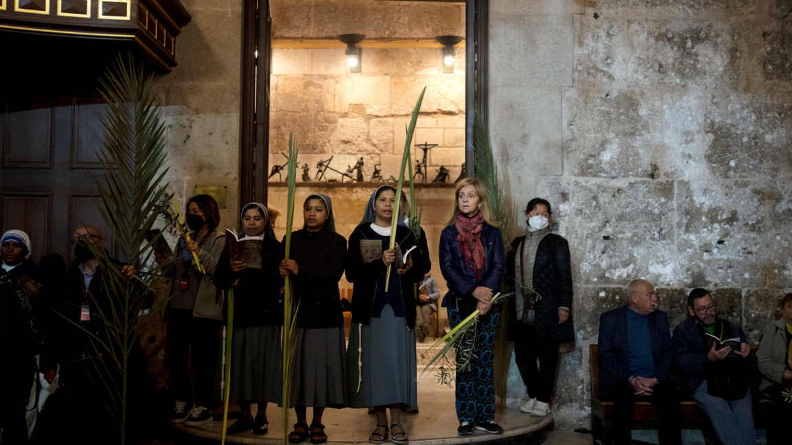 Участници в служба за Палмова неделя неделя в църквата "Възкресение Христово" в Йерусалим, архив, април 2023 г.