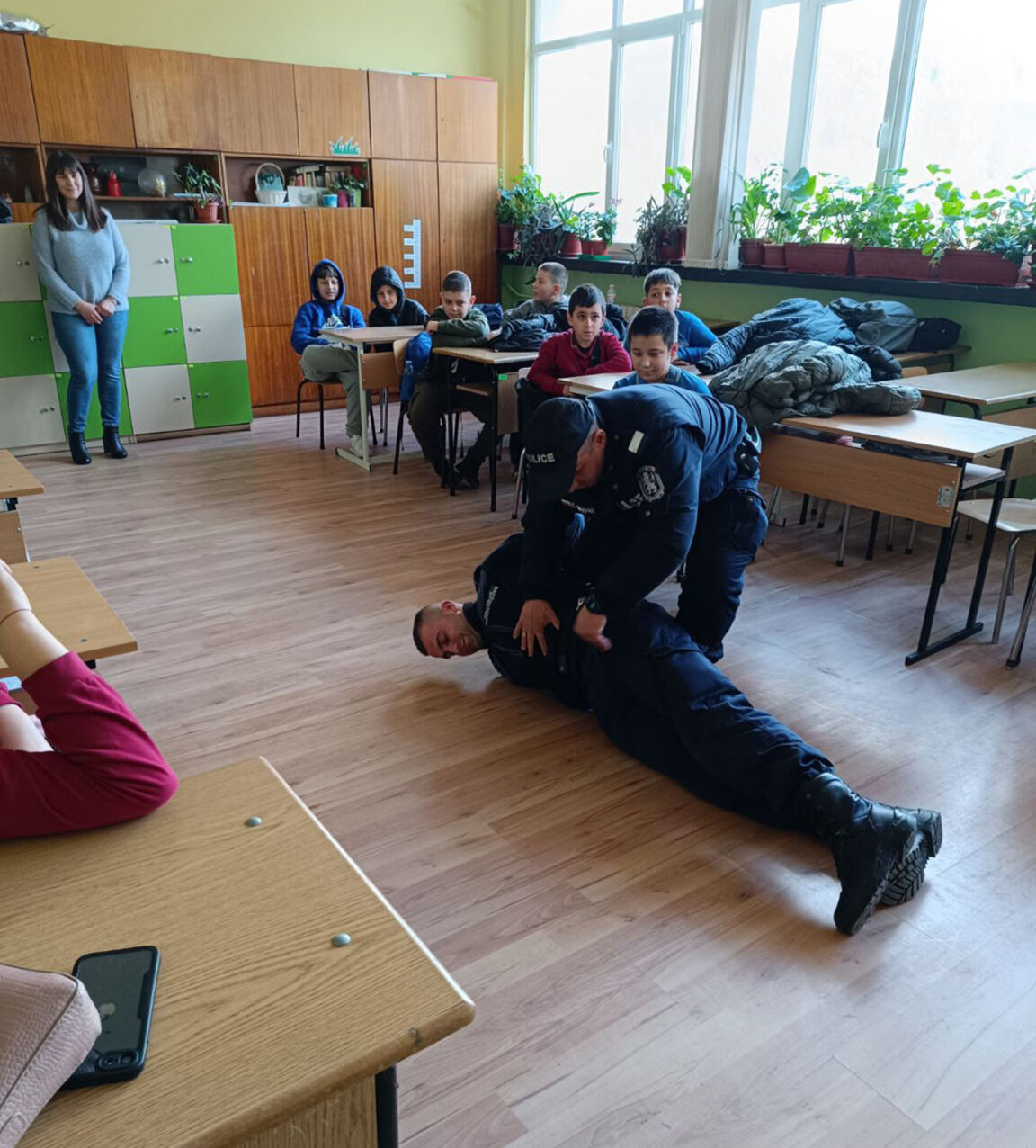 Полицаи проведоха в две училища дискусии за тежките последици при употреба на наркотици