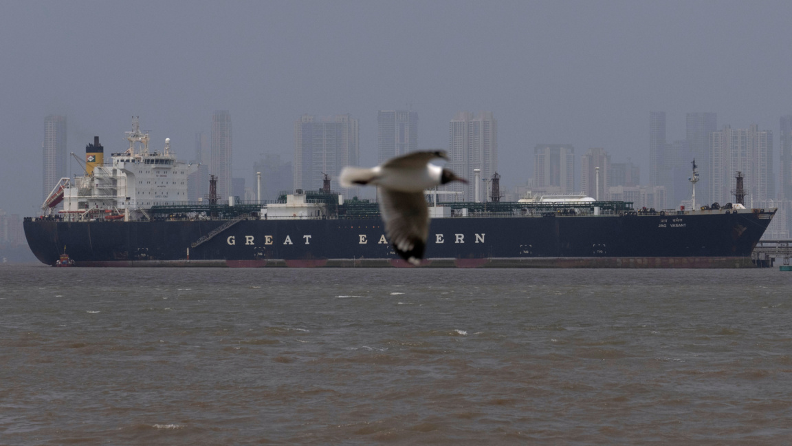 Плаващият под либерийско флаг танкер Shenlong Suezmax, натоварен със суров петрол от Саудитска Арабия, пристига в пристанището на Мумбай, след като е преминал през Ормузкия проток.