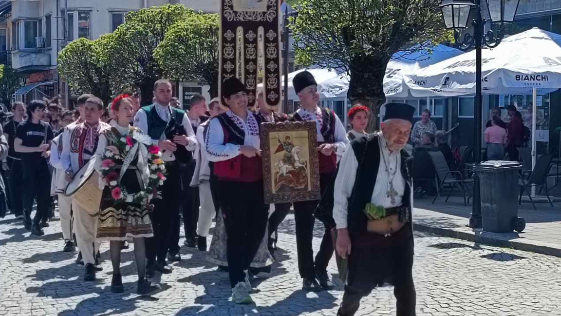 Празнично шествие на майсторите резбари в Трявна за Гергьовден